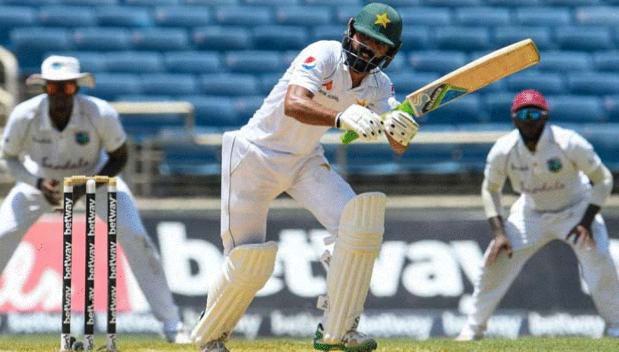 மேற்கிந்தியத் தீவுகள் மற்றும் பாகிஸ்தான் அணிகளுக்கு இடையிலான டெஸ்ட் போட்டி! 302 ரன்கள் குவித்தது பாகிஸ்தான் அணி!