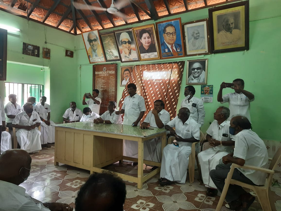 கொரோனா விதிமுறையை காற்றில் பறக்க விட்ட அதிமுக எம்எல்ஏ!