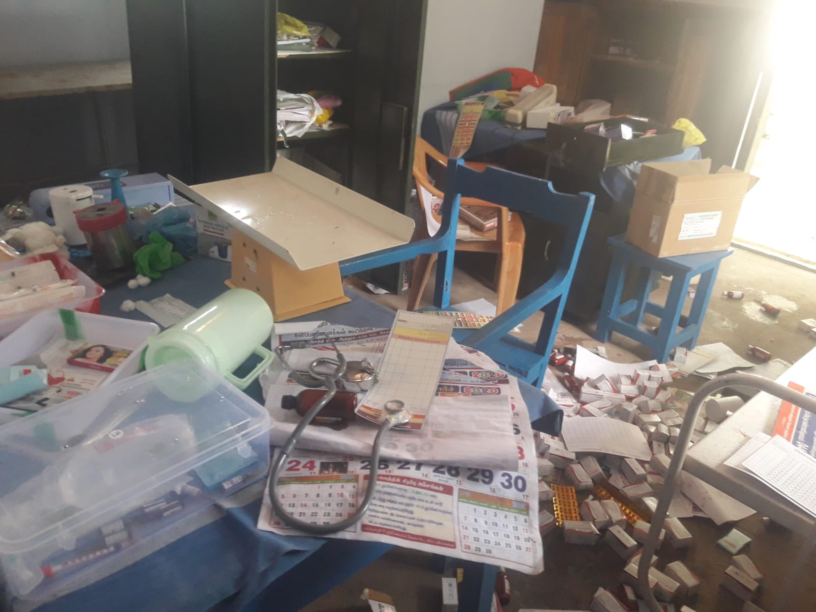 துணை சுகாதார நிலையத்தில் மருந்து, மாத்திரைகள் சேதம்! மர்ம நபர்கள் குறித்து போலீசார் விசாரணை!