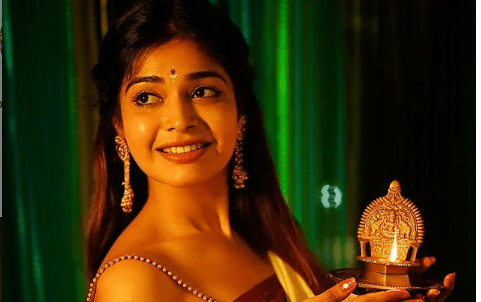 ஜாக்கெட் இல்லாத பளபள மேனியுடன், கையில் விளக்குடன் – தர்ஷா குப்தா