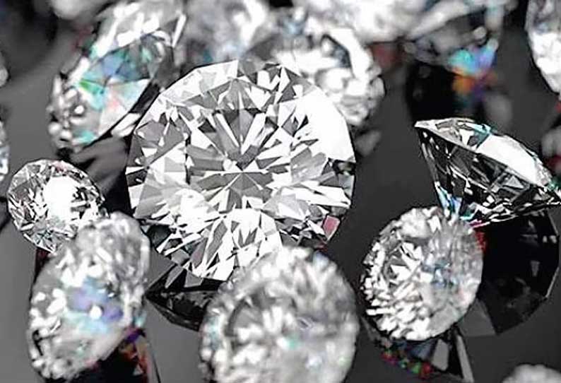 அதிர்ஷ்டம் அடித்தால் இப்படி அல்லவா இருக்க வேண்டும்! விவசாயிக்கு கிடைத்த 6.47 காரட் மதிப்புள்ள வைரங்கள்!