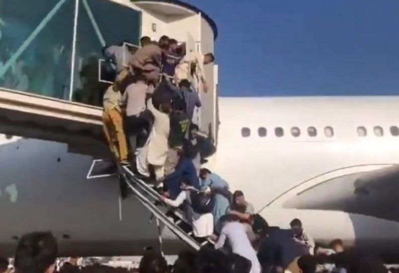 காபூல் விமான நிலையத்தில் ஏற்பட்ட துப்பாக்கி சூடு! அதிர்ந்த உலக மக்கள்!