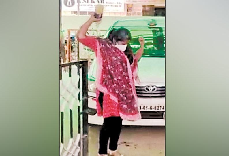 துணை கமிஷனர் அலுவலகத்தில் ஒரு இளம்பெண் செய்த செயல்! பொதுமக்களிடம் ஏற்பட்ட அதிர்ச்சி!