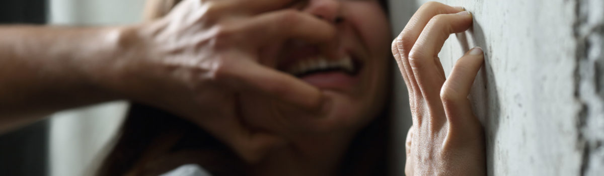 கல்லூரி மாணவியை குண்டு கட்டாக தூக்கிய மர்ம நபர்கள்! புகார் அளிக்க மறுத்த காதலன்! காதலியின் பரிதாப நிலை!