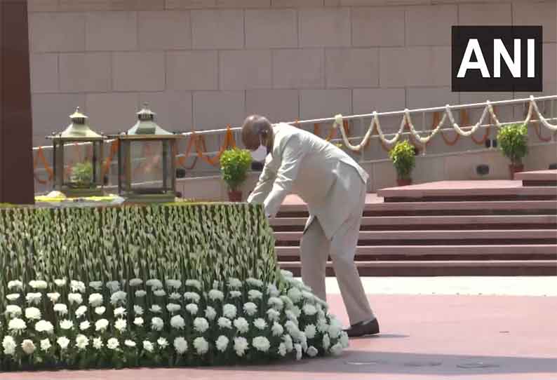 போர் நினைவிடத்தில் ஜனாதிபதியின் மரியாதை! சுதந்திர தின விழாவின் ஒரு பகுதி!