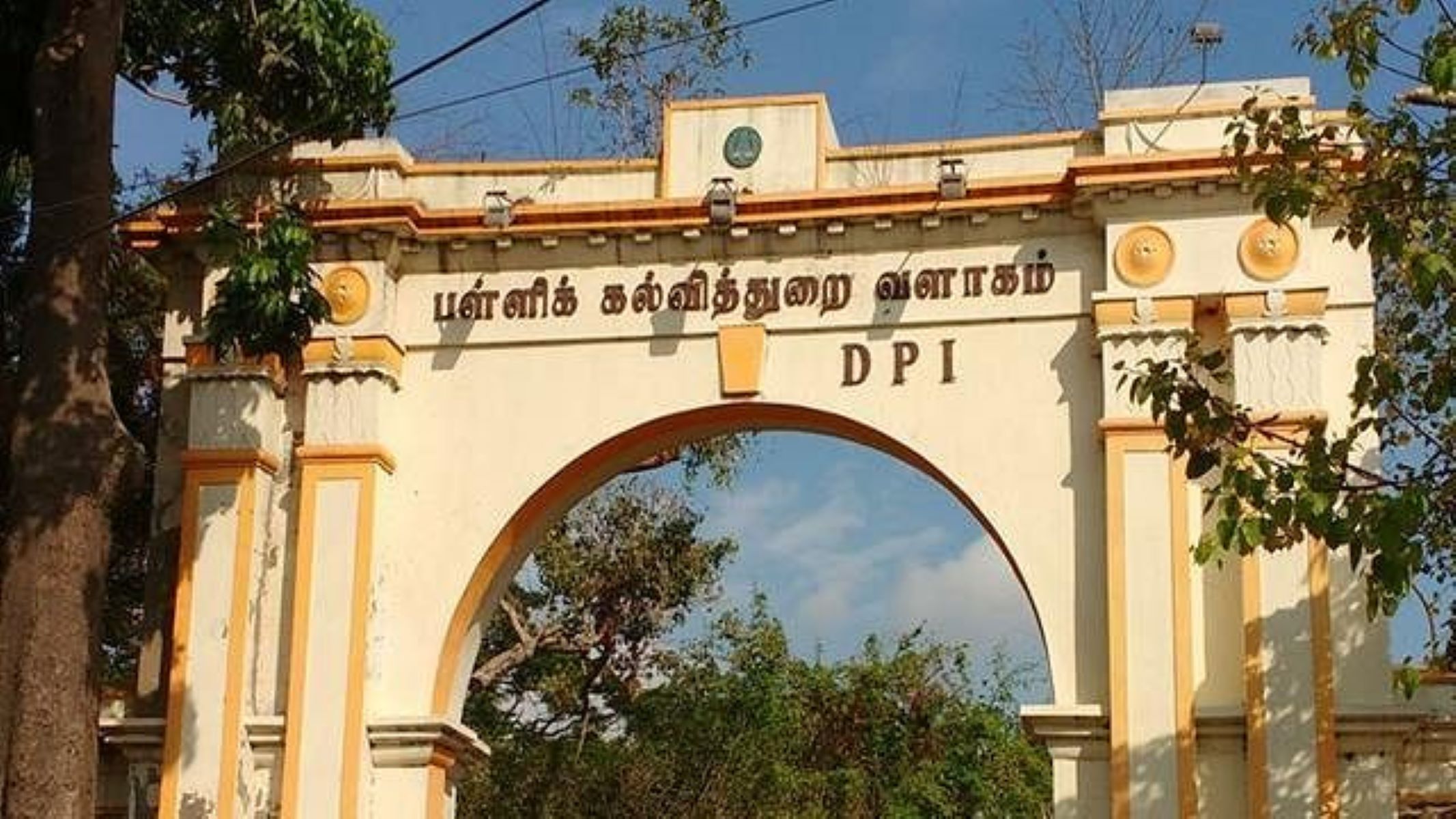 மாணவ மாணவிகளை கழிவறை சுத்தம் செய்ய சொன்ன தலைமை ஆசிரியை கைது!