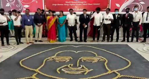 21 ஆயிரம் தீப்பெட்டிகள் காட்டியது இவர் முகத்தை தான்! மாணவர்கள் படைத்த உலக சாதனை!