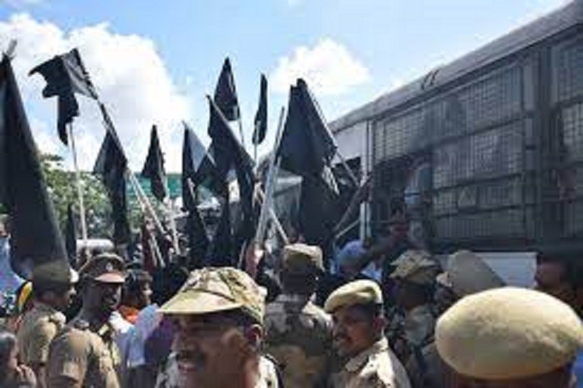 தொடங்கியது  மத்திய அரசை எதிர்த்து திமுகவின் கருப்புக்கொடி போராட்டம்!  