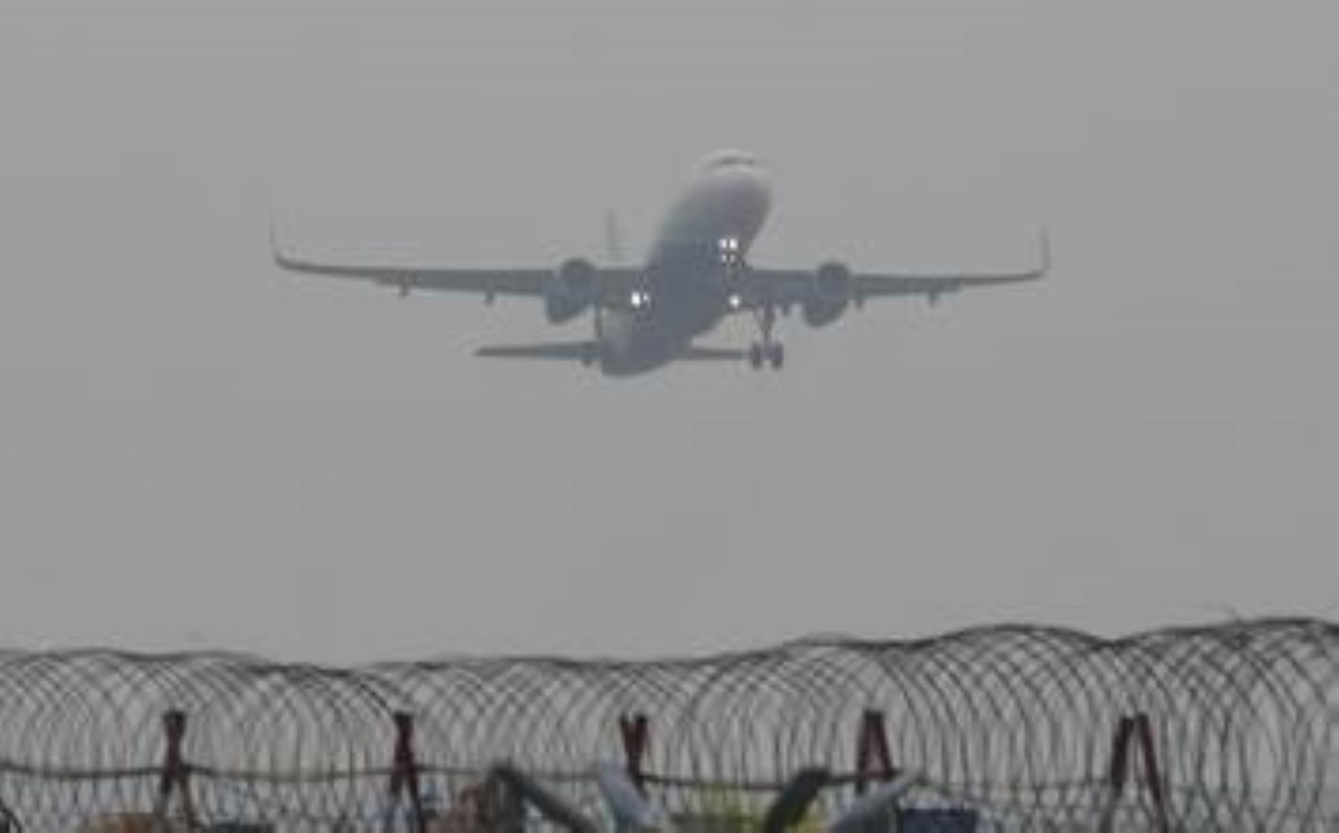 விடாது பெய்த பேய் மழை! வானத்திலேயே வட்டமடித்த விமானங்கள்!