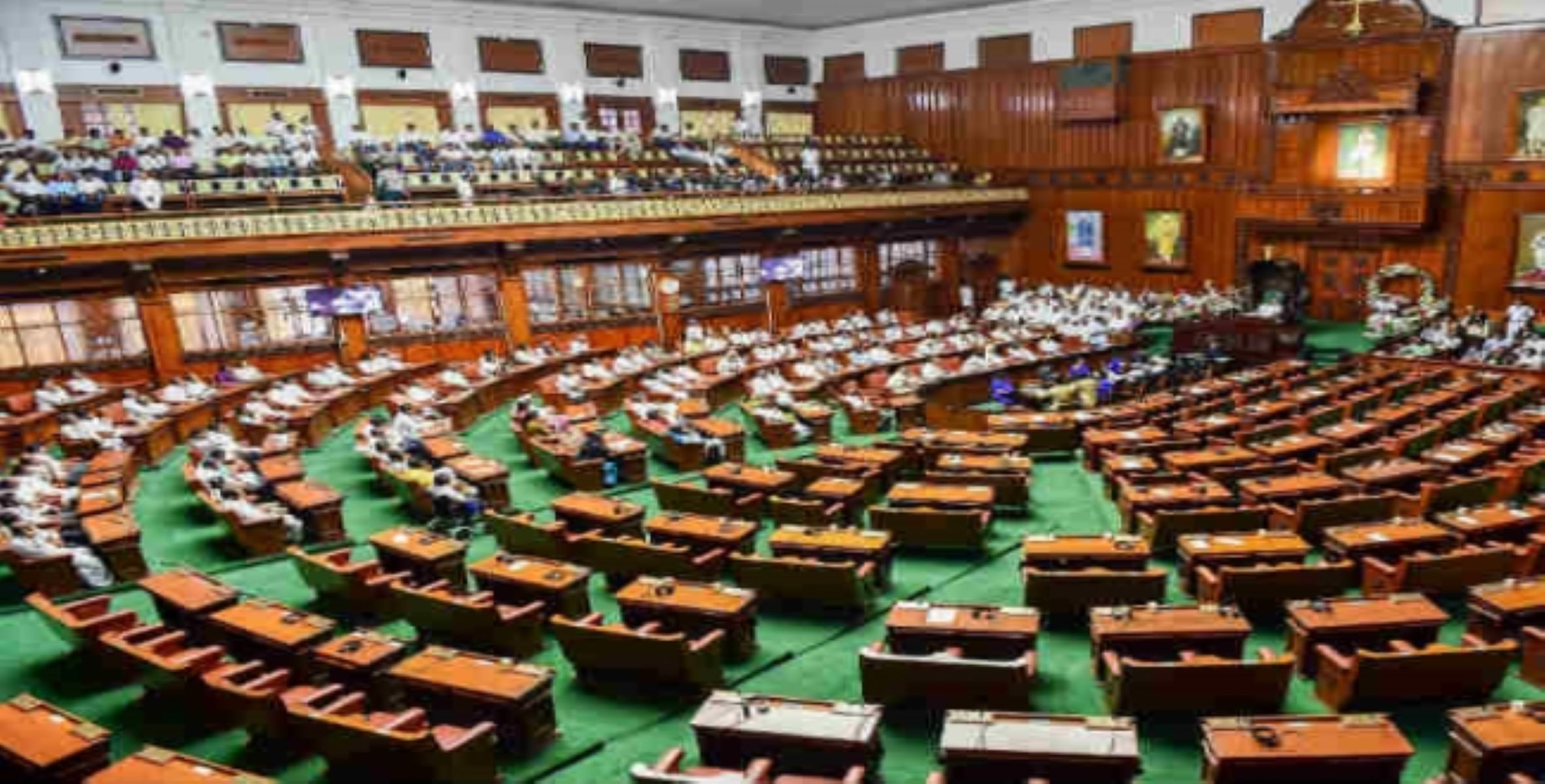 வடிவேலு பாணியில் வேட்டி அவிழ்ந்தது கூட தெரியாமல் சட்டசபையில் உரையாற்றிய எதிர்க்கட்சித் தலைவர்! அவையில் ஏற்பட்ட சிரிப்பலை!