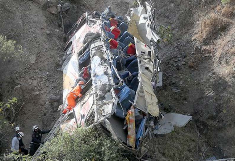 650 அடி ஆழத்தில் பேருந்து கவிழ்ந்து விபத்து! 32 பேர் பலியான பரிதாபம்!