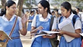 தள்ளிப்போகும் பள்ளிகள் திறப்பு! குஷியில் மாணவ-மாணவிகள்!