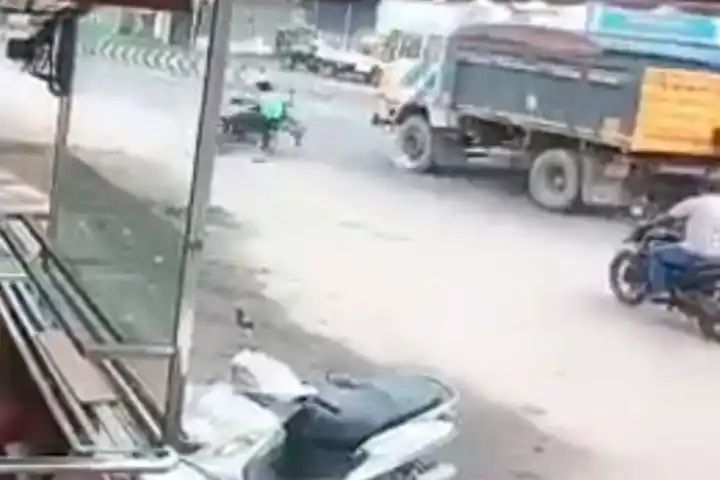 பெண்ணின் தலையில் ஏறிய லாரி. மனதை பதற வைக்கும் வீடியோ காட்சிகள்.!!