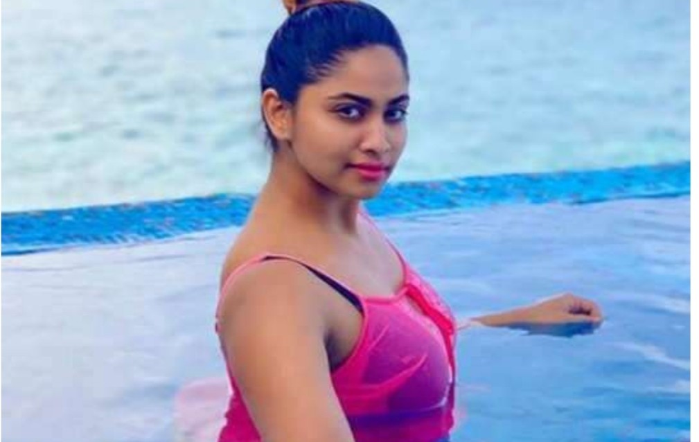 உள்ளாடையில் காற்றோட்டமாக கவர்ச்சி காட்டிய.. பிக்பாஸ் நடிகை.!!