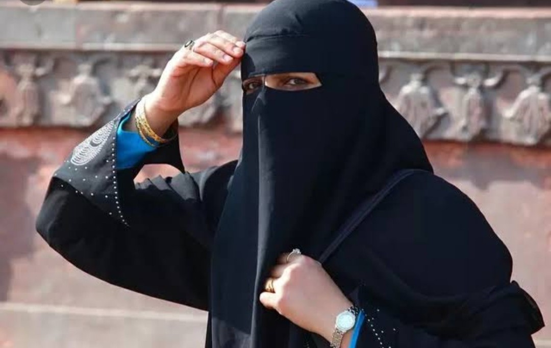 காதலியை பார்க்க மாறுவேடத்தில் வந்த இளைஞருக்கு தர்ம அடி.!!