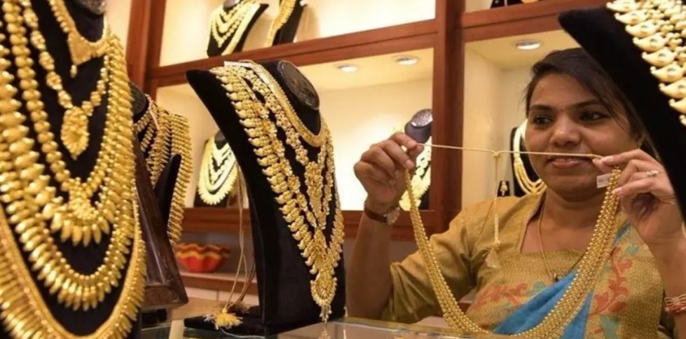 ஒரே நாளில் அதிரடியாக குறைந்த தங்கத்தின் விலை.!! பொதுமக்கள் மகிழ்ச்சி.!!