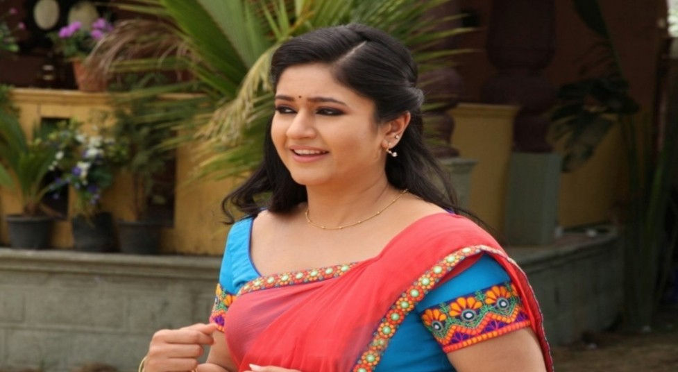 முன்னழகை காட்டி மூச்சு முட்ட வைத்த பூனம்பாஜ்வா.! கிறங்கிப் போன ரசிகர்கள்.!!