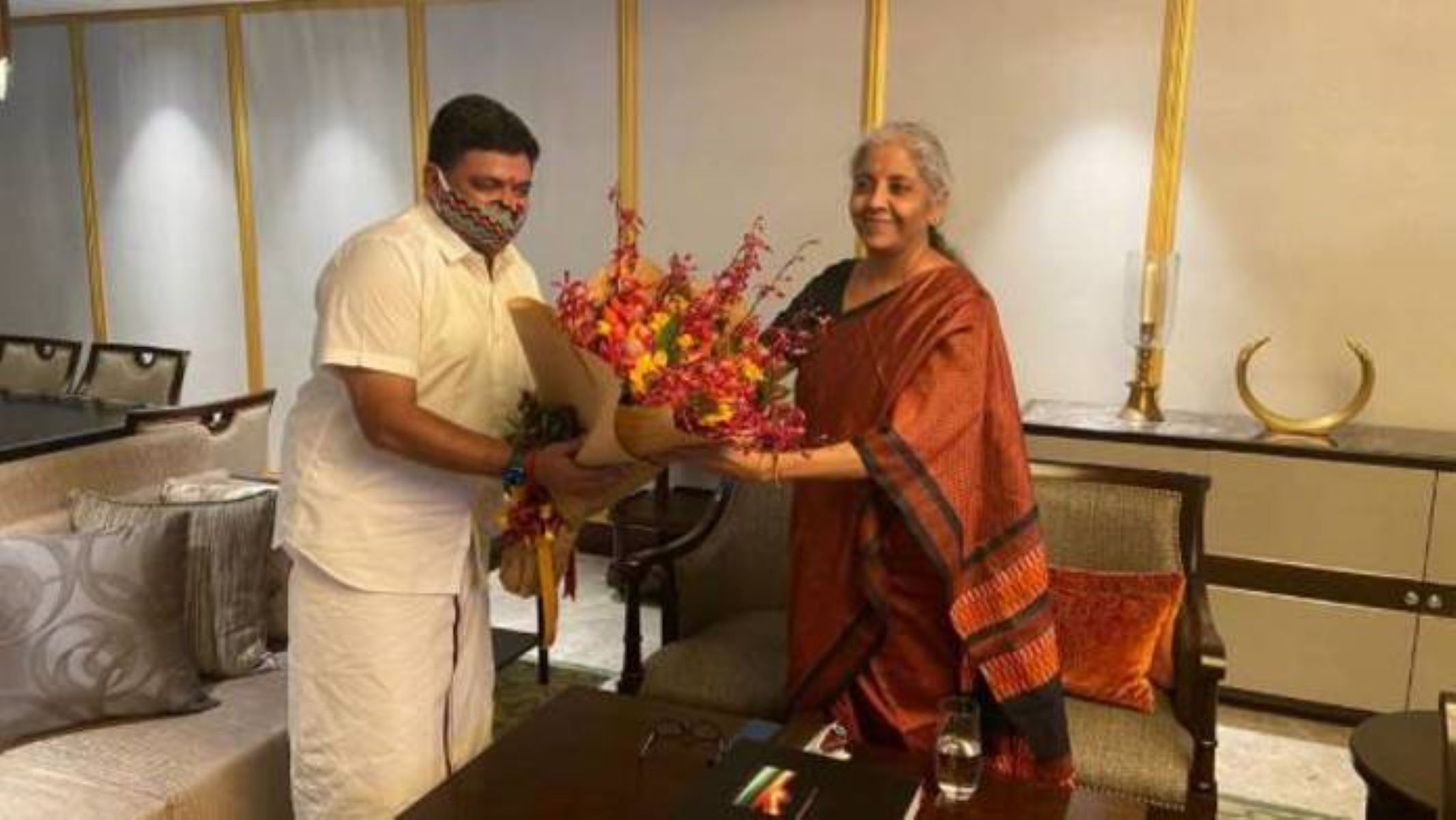 எரிமலையாய் கொதித்துக் கொண்டிருக்கும் இரு துருவங்களுக்கு இடையே ஒரு பூங்கொத்து!