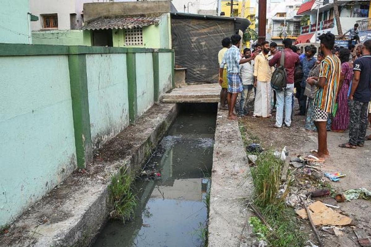 சாக்கடைக்குள் விழுந்து தற்கொலைக்கு முயற்சித்த பெண்! இரண்டு இளைஞர்களின் அதிரடி! சேலத்தில் பரபரப்பு!