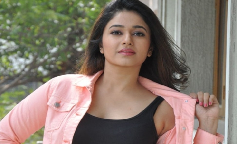 உள்ளாடையில் ஒய்யாரமாக போஸ் கொடுத்த பூனம் பாஜ்வா.! திக்கித்திணறும் ரசிகர்கள்.!!