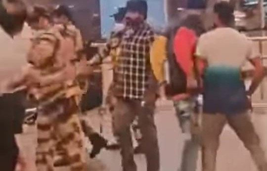 விஜய் சேதுபதியை காலால் எட்டி உதைத்த மர்ம நபர்.. வைரலாகும் வீடியோ.!!