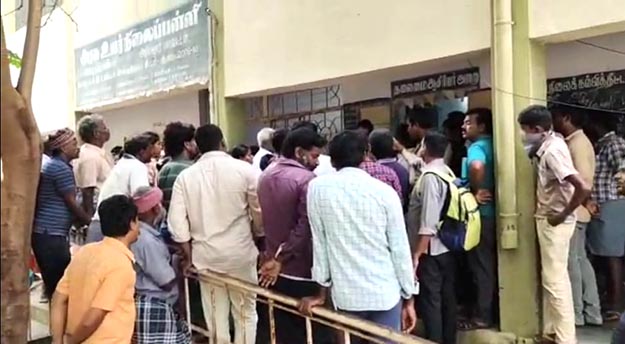 மாணவிகளுக்கு அந்தமாறி தொல்லை கொடுத்த அரசு பள்ளி தமிழ் ஐயா! உதவி செய்த தலைமை ஆசிரியை! பெற்றோர் செய்த தரமான செயல்!