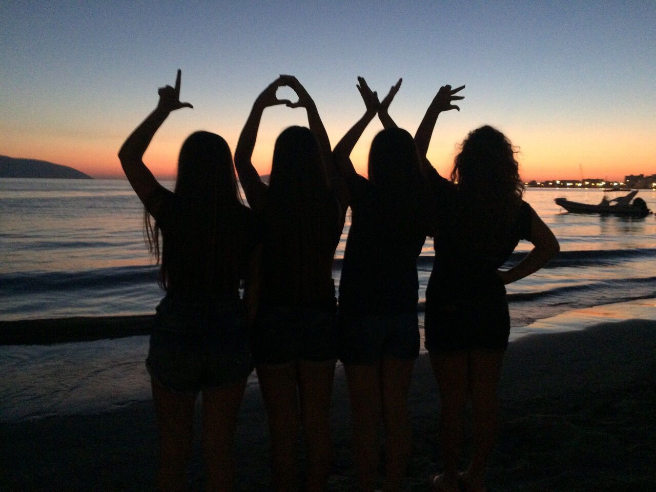 ஒரே நேரத்தில் சேர்ந்து வந்த நான்கு காதலிகள்! காதல் ரோமியோ செய்த செயல்!