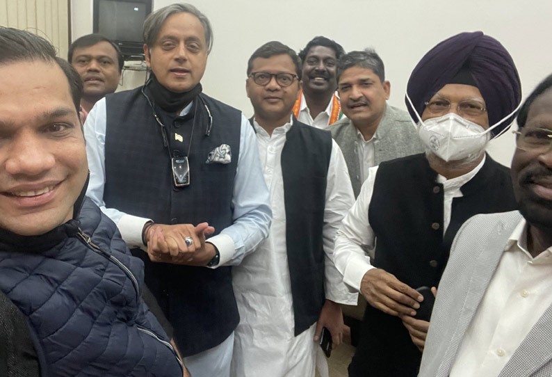 மீண்டும் ஒரு செல்பி வெளியிட்ட சசிதரூர்! இவர்களுடன் என்பதால் வைரல் ஆக வாய்ப்பு குறைவு!