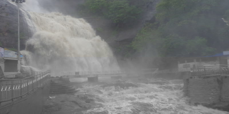 தென்காசியில் கனமழை எதிரொலி! குற்றால அருவிகளில் ஆர்ப்பரித்து கொட்டும் வெள்ளம்!