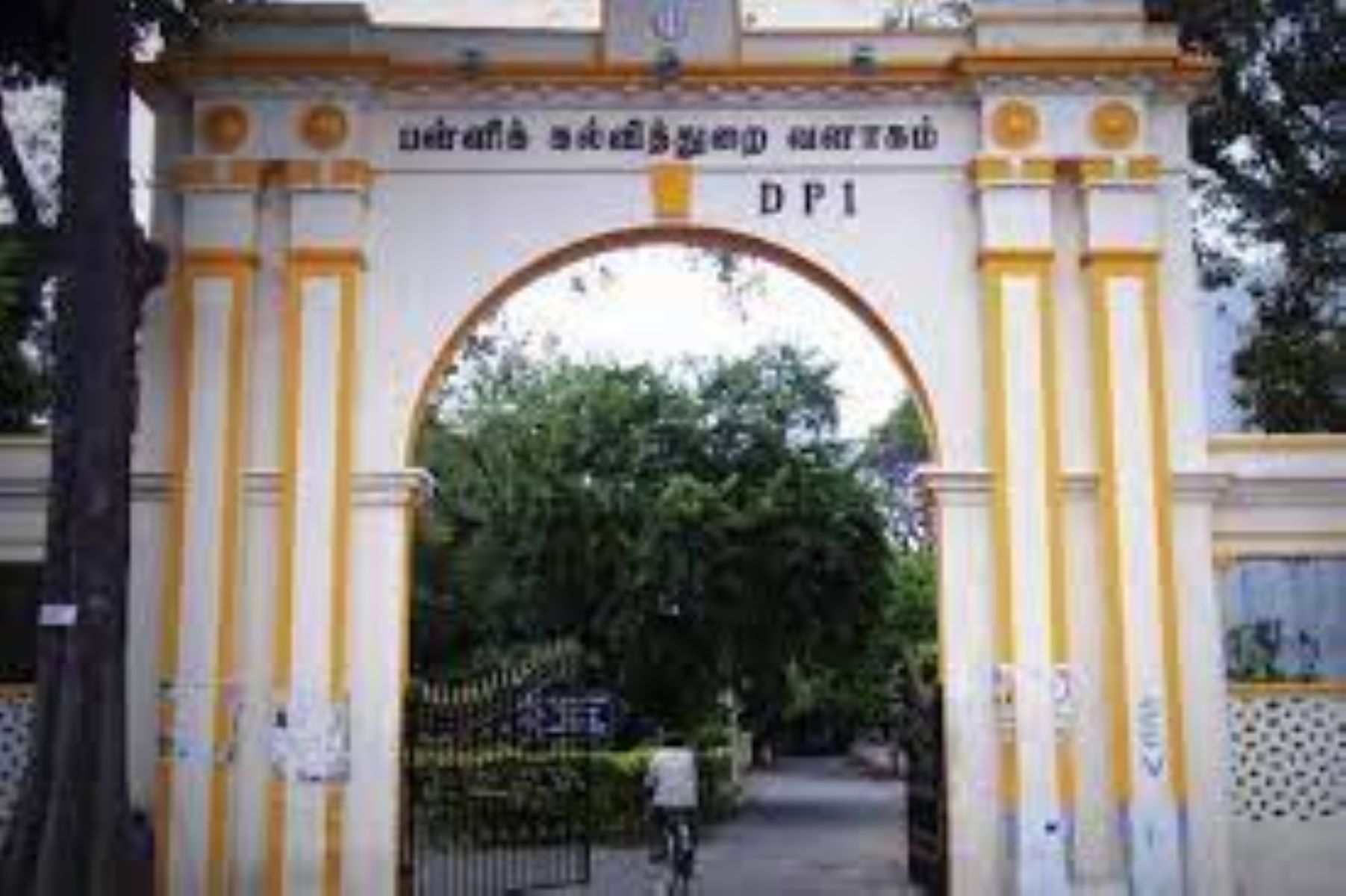 10 மற்றும் 12 வகுப்பு மாணவர்களுக்கு மட்டும் நேரடி வகுப்புகள் ஏன்? பள்ளிக்கல்வித் துறை விளக்கம்!