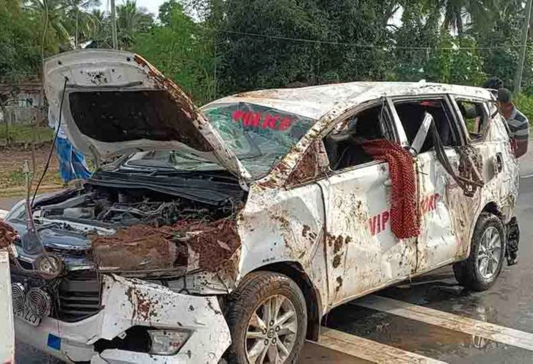 அமைச்சரின் பாதுகாப்புக்காக சென்ற வாகனம் விபத்துக்குள்ளாகி 5 பேர் படுகாயம்!