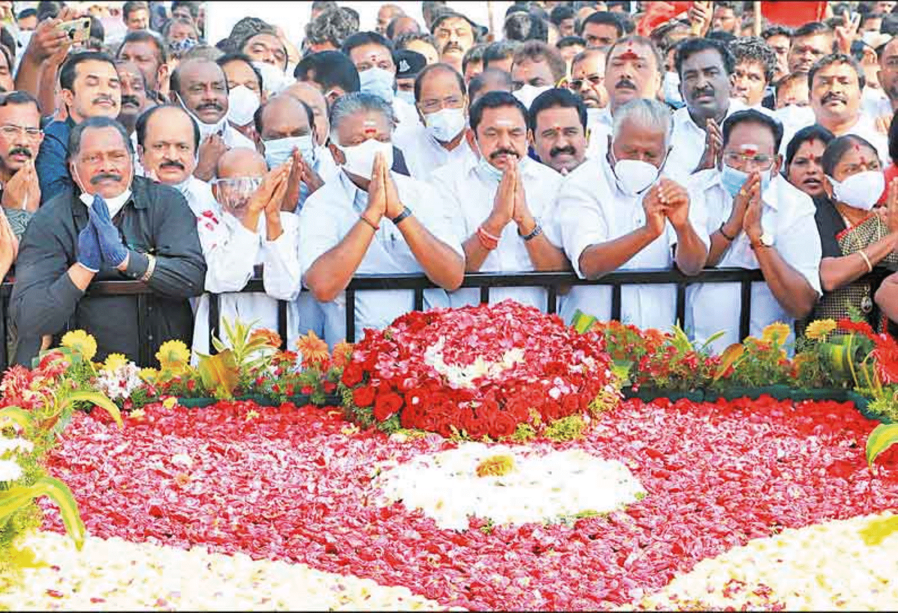 முன்னாள் முதல்வர் எம்ஜிஆரின் 34வது நினைவு தினம்! அதிமுகவினர் நினைவிடத்தில் அஞ்சலி!