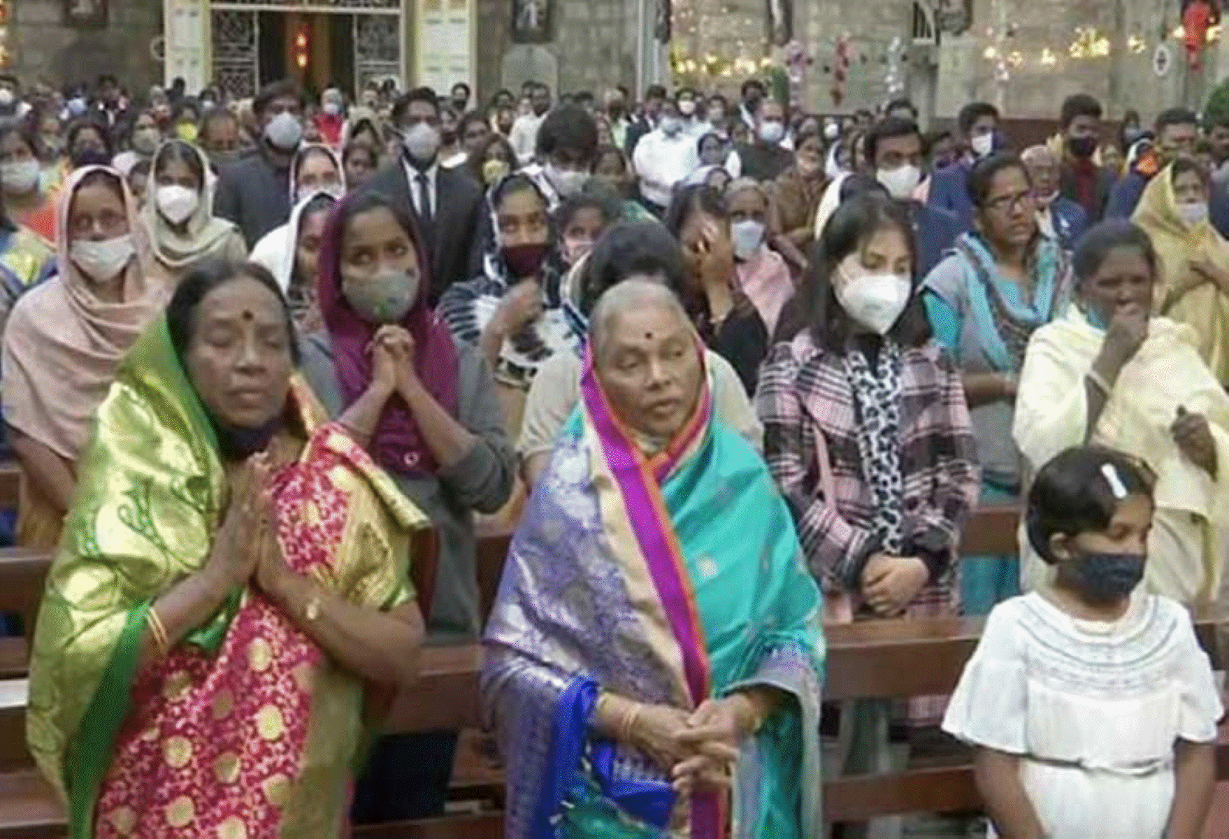 இயேசுபிரான் அவதரித்த தினம்! நள்ளிரவிலேயே களைகட்ட தொடங்கிய கிறிஸ்மஸ் பண்டிகை!