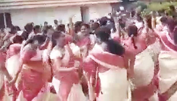 பணியில் சேர்ந்த 25 ஆவது ஆண்டு விழாவை விமர்சையாக நடனமாடி கொண்டாடிய பெண் போலீசார்!