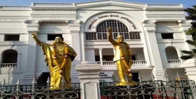 கரூரில் பரபரப்பு! அதிமுக மாவட்ட அலுவலகத்தில் திடீரென்று புகுந்த பறக்கும் படை அதிரடி சோதனை!