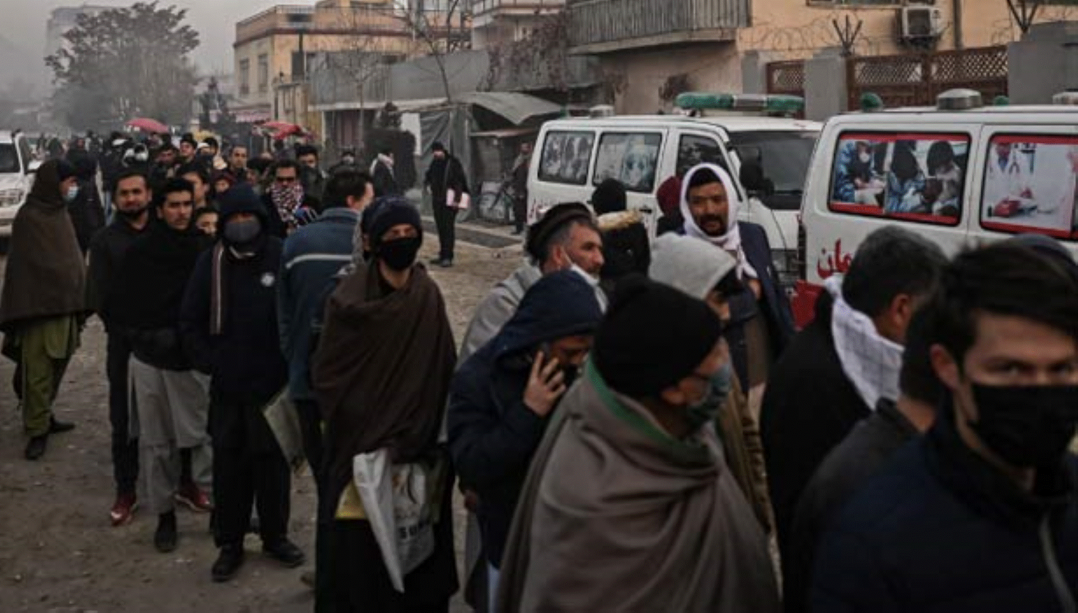 ஆப்கானிஸ்தான் பாஸ்போர்ட் அலுவலகம் முன்பு குவிந்த பொதுமக்கள்! காரணம் இதுதான்!