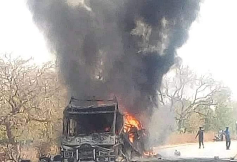 பேருந்துக்கு தீ வைத்ததன் காரணமாக 33 பயணிகள் உடல் கருகி பலி! மாலி நாட்டில் பரபரப்பு!