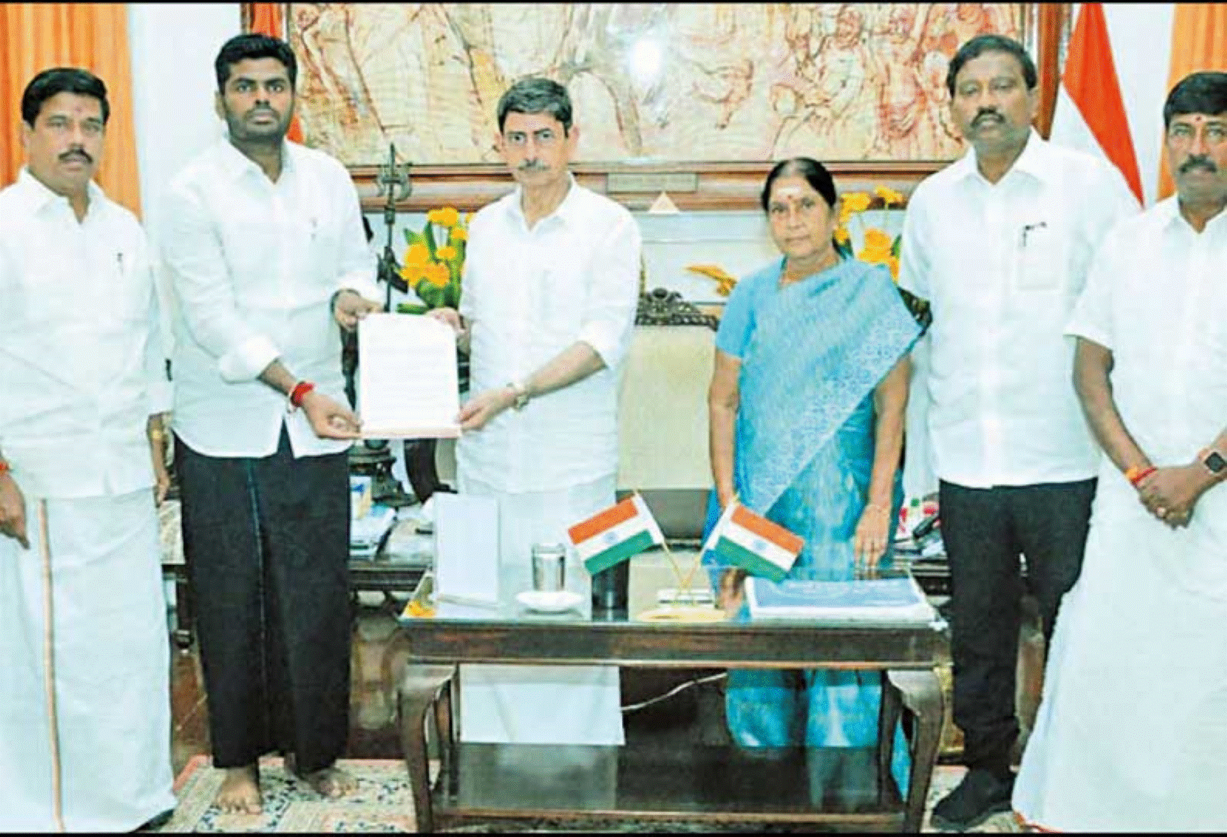 கவர்னரிடம் புகார் மனுவை வழங்கிய பாஜக! நடவடிக்கை எடுக்கப்படுமா?