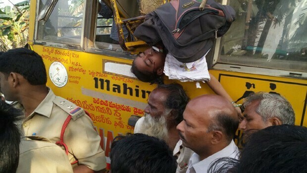 வெள்ளத்தில் அடித்து செல்லப்பட்ட பள்ளி பேருந்து! மனதை பதறவைக்கும் வீடியோ!