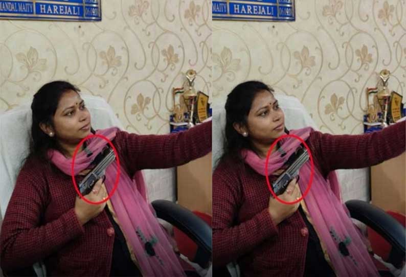 அரசு அலுவலகத்தில் செல்பி எடுத்த காங்கிரஸ் பெண் நிர்வாகி! அதுவும் கையில் எதோடு என்று பாருங்கள்! சர்ச்சையான புகைப்படம்!