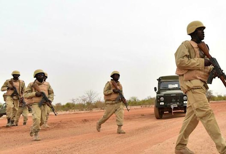 அரசு ஆதரவாளர்கள் மீது துப்பாக்கி சூடு! 14 பேர் பரிதாப பலி!