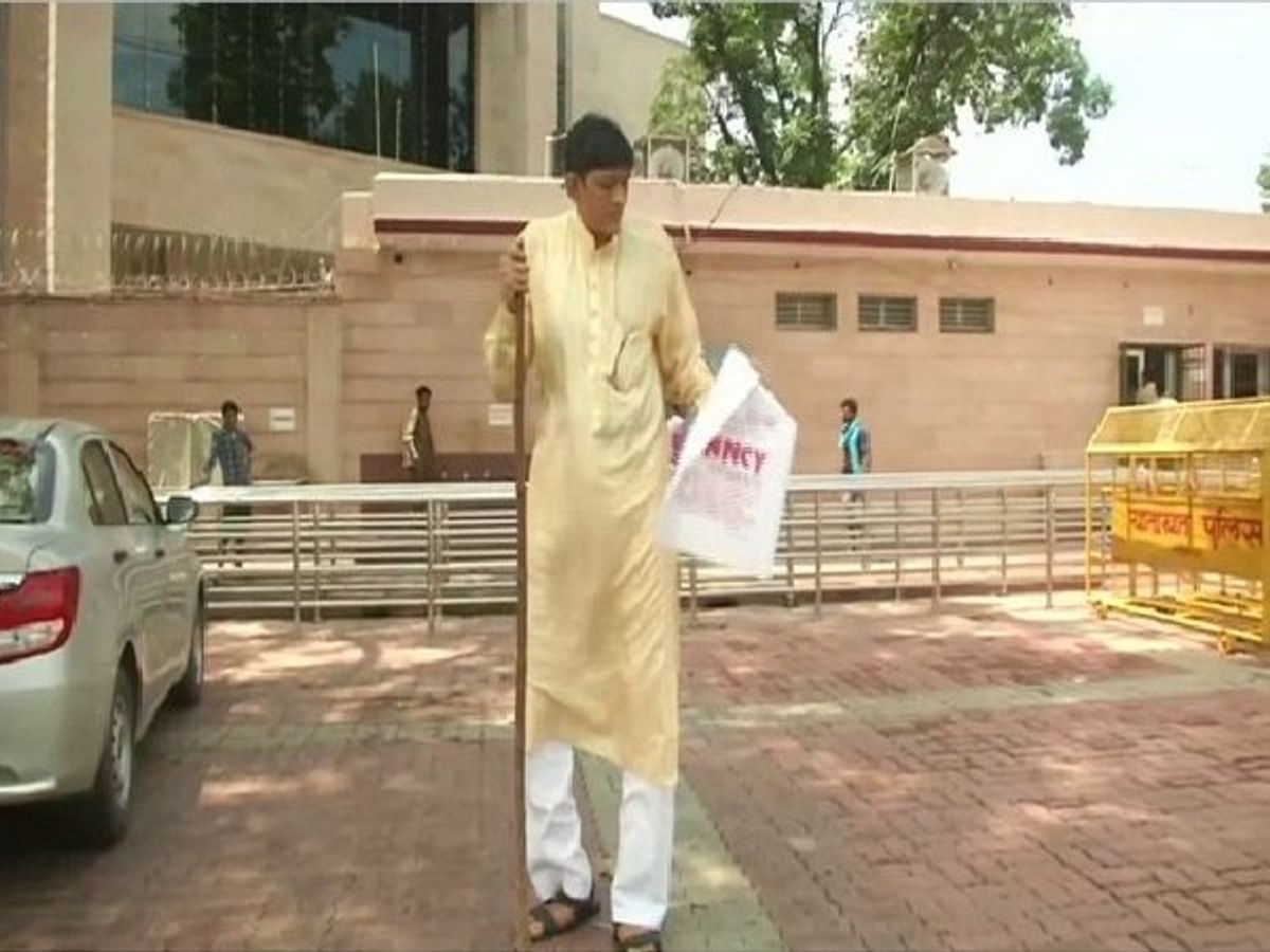 இந்தியாவின் உயரமான மனிதர் சமாஜ்வாதி கட்சியில் இணைந்தார்.!