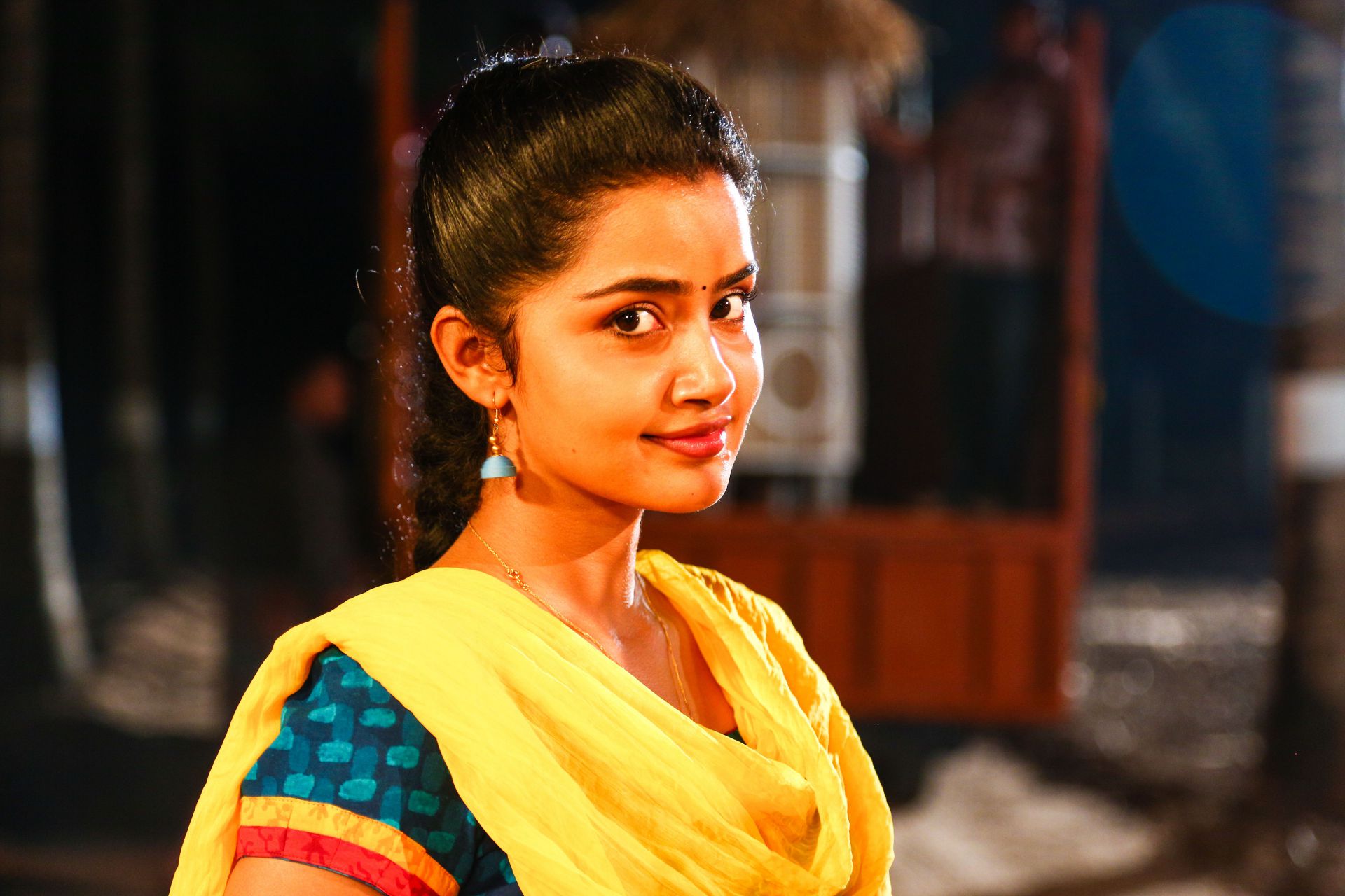 திருமணத்திற்கு முன்பே கர்ப்பமா? கொடி பட கதாநாயகி வெளியிட்ட அதிர்ச்சி புகைப்படம்!