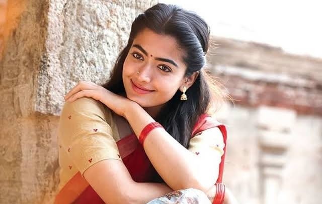 டைட்டான டிரசில் அங்கங்கே எடுப்பாக தெரிய போஸ் கொடுத்த ராஷ்மிகா மந்தனா