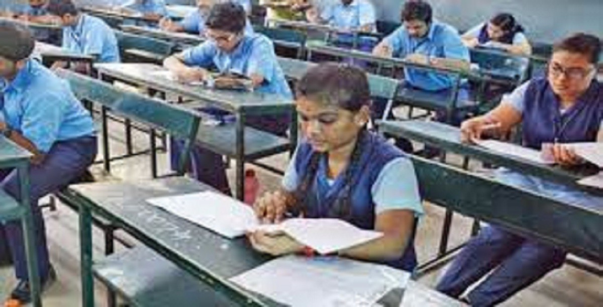 பள்ளி மாணவர்களுக்கு பொதுத்தேர்வு நடைபெறுமா? பள்ளிக்கல்வித்துறை வெளியிட்டுள்ள திடீர் அறிவிப்பு!!