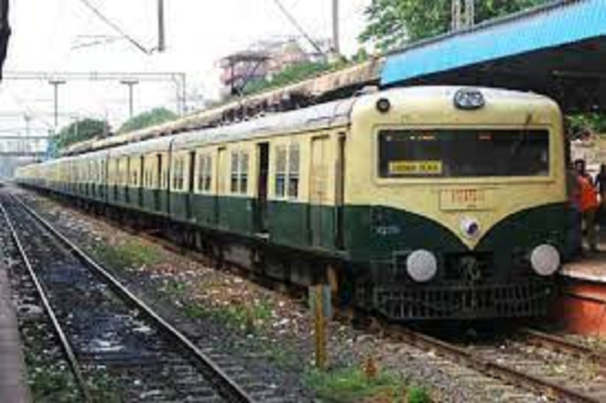 ஊரடங்கை தொடர்ந்து 50 சதவீதமாக குறைக்கப்பட்டது மின்சார ரயில் சேவை!