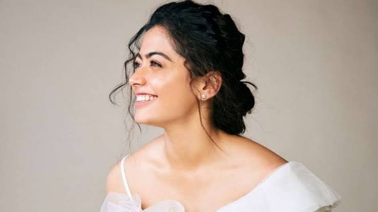 லோ நெக் ஜாக்கெட்டில் முன்னழகை வெளிச்சம் போட்டுக் காட்டும் ராஷ்மிகா மந்தண்ணா!