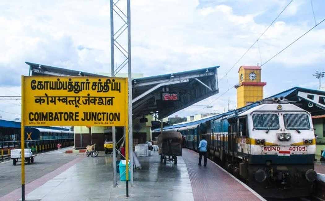 கோவையில் திடீர் பரபரப்பு! நடுரோட்டில் பெண்ணின் மேல் மர்ம நபர்கள் செய்த காரியம்!