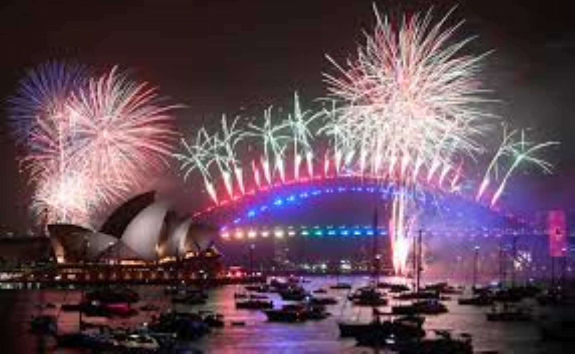 பிறந்தது ஆங்கிலப் புத்தாண்டு! பொது மக்கள் அமைதியான முறையில் கொண்டாட்டம்!