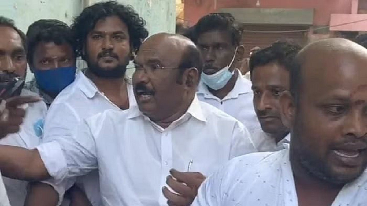 கள்ள ஓட்டு போட முயன்ற திமுக தொண்டரை பிடித்து கொடுத்த முன்னாள் அமைச்சர் ஜெயக்குமார் கைது